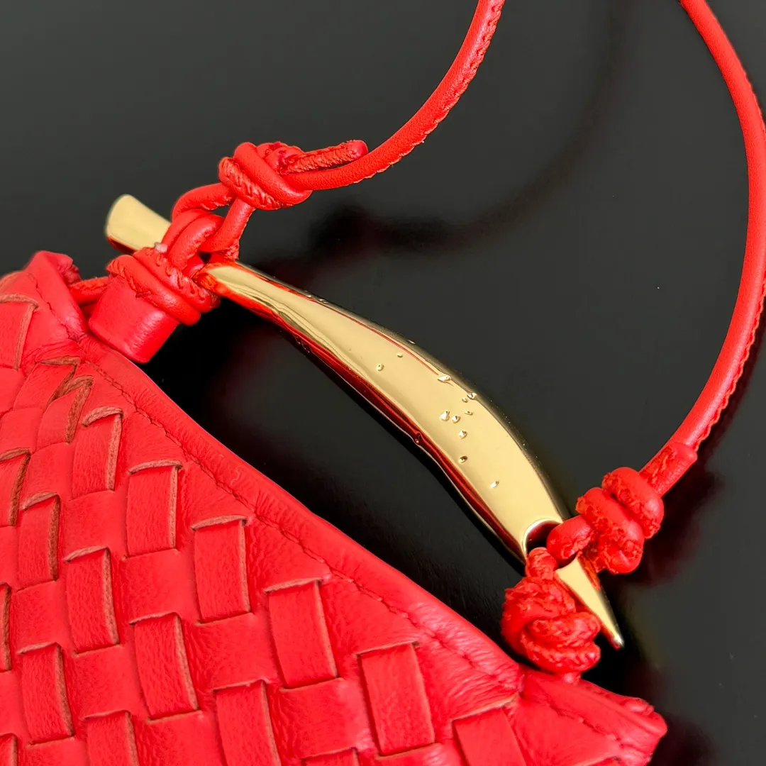 Batch 760 BV Miniature Sardine Cute and charming bag hanger. Why does it look so good on the bag‼ ️Extremely healing♥️The versatile bag shape is paired with dopamine colors, which makes me feel better😍It can also be carried as a small bag, it’s so beautiful. Sardine is a dream of a work of art (Bird In Space Bird in the Sky). We all call this a walking work of art♥️ Style number: 836834 Color: Tomato Red Size: 10*7*1.5cm